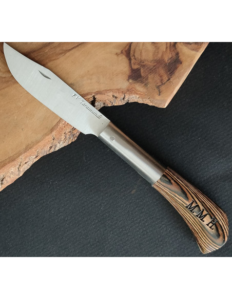 Navaja personalizada laminada marrón oscuro Francisco Vega