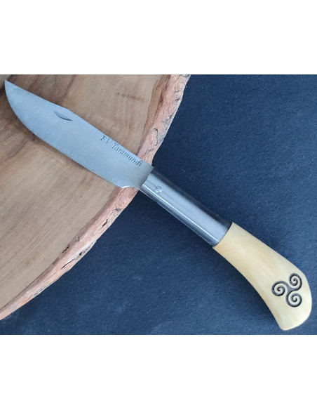 Navaja personalizada trisquel Francisco Vega