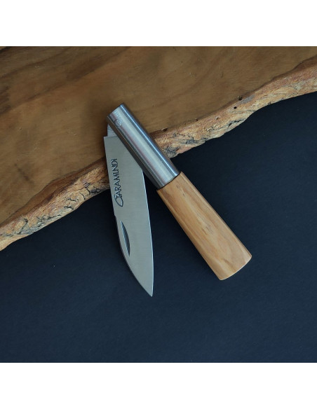 Navaja de 7cm con empuñadura en olivo personalizada.