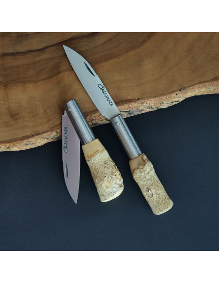 Navaja con empuñadura en boj natural con corteza.