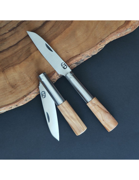 Navaja con empuñadura en madera de olivo lisa y hoja en 8cm.