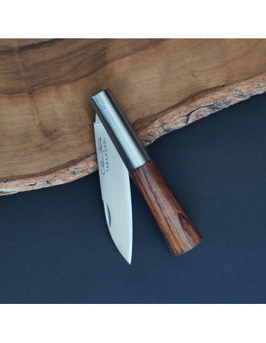 Navaja personalizada con empuñadura en madera de castaño del artesano Carlos Quintana.