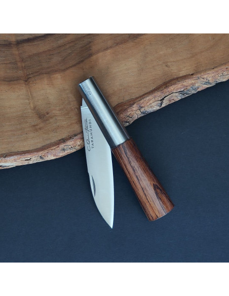 Navaja personalizada con empuñadura en madera de castaño del artesano Carlos Quintana.