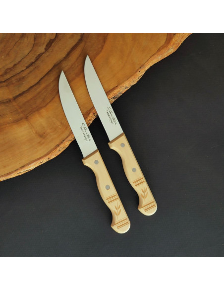 Dúo cuchillos de mesa decorados de punta vuelta del artesano Carlos Quintana. Se presentan en cartulina de dos cuchillos.