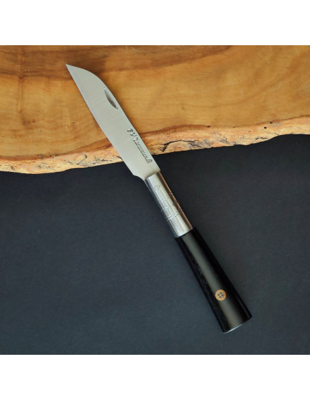 Navaja de Taramundi con incrustación de mosaic pin en la empuñadura de roble termotratado.