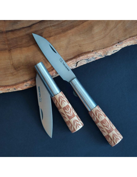 Navaja de Carlos Quintana Taramundi con bloqueo y empuñadura en madera de cerezo decorada con motivo de espigas en relieve.