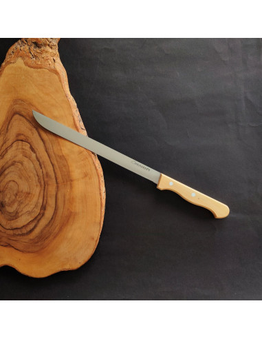 Cuchillo jamonero de la cuchillería de Taramundi con empuñadura en madera de boj lisa y hoja de 24,5cm.