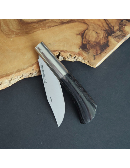 Navaja personalizada laminada en tono negro de Francisco Vega Taramundi