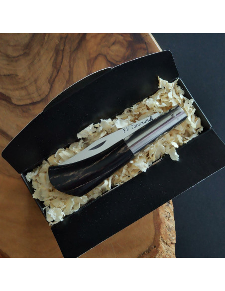 Presentación navaja personalizada laminada en tono negro de Francisco Vega Taramundi