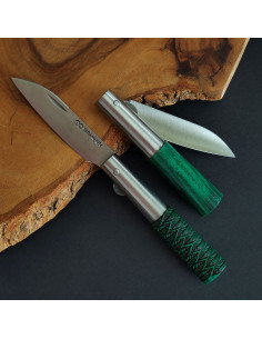 Navaja en madera de fresno tintada en tono verde del artesano Carlos Quintana Taramundi