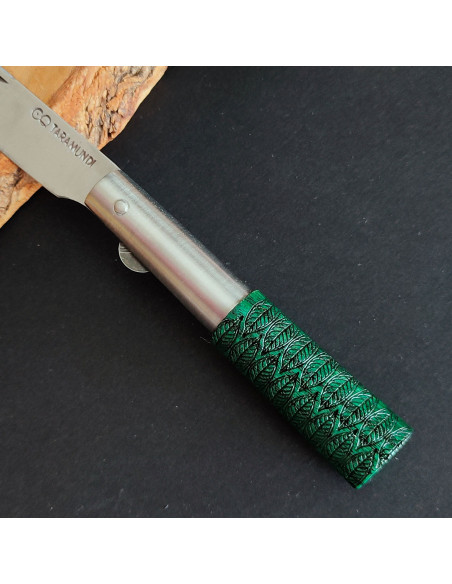 Detalle decorado empuñadura navaja fresno tintada en tono verde del artesano Carlos Quintana Taramundi
