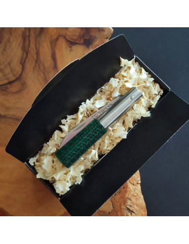 Presentación navaja fresno tintada en tono verde del artesano Carlos Quintana