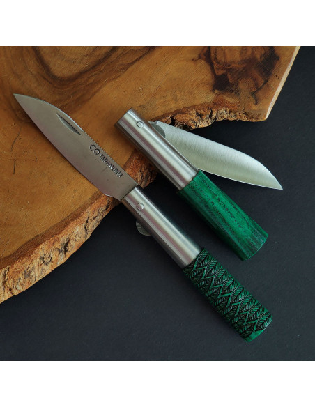 Navaja en madera de fresno tintada en tono verde del artesano Carlos Quintana Taramundi