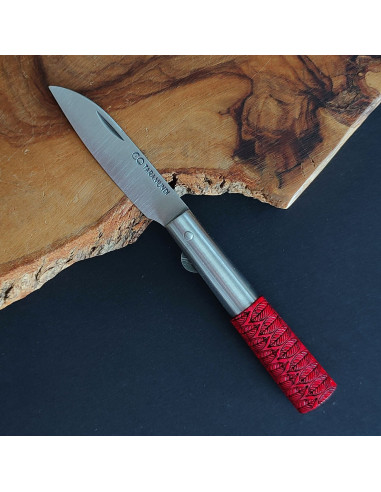 Navaja en madera de fresno tintada en tono rojo del artesano Carlos Quintana Taramundi