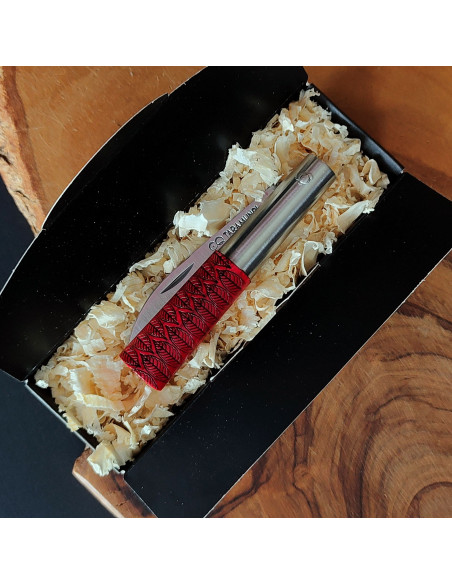 Presentación de navaja de fresno tintada en tono rojo del artesano Carlos Quintana.