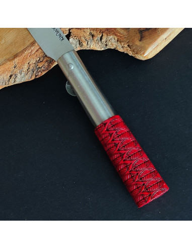 Detalle decorado empuñadura navaja fresno en tonos rojos del artesano Carlos Quintana