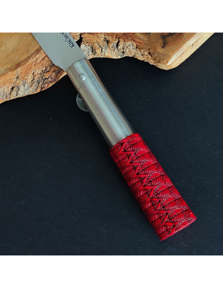 Detalle decorado empuñadura navaja fresno en tonos rojos del artesano Carlos Quintana