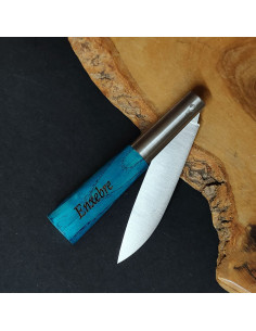 Navaja fresno tintada en azul del artesano Carlos Quintana personalizada con nombre