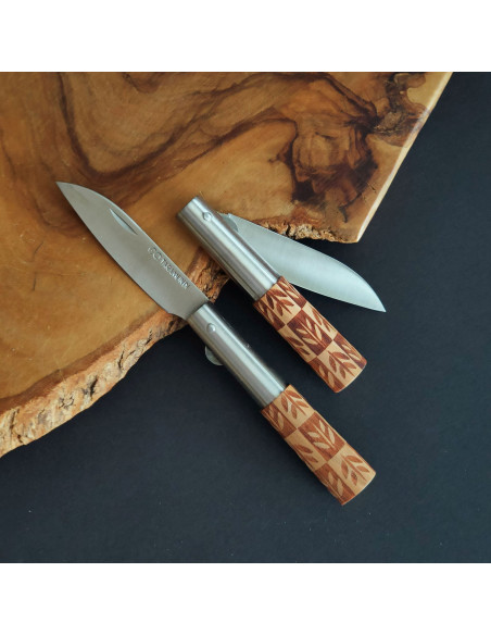 Navaja en madera de cerezo decorada con motivo de espiga del artesano Carlos Quintana Taramundi