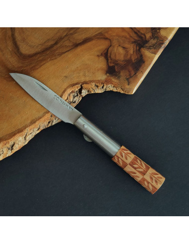 Navaja de 7cm de hoja con empuñadura decorada y con sistema de bloqueo.