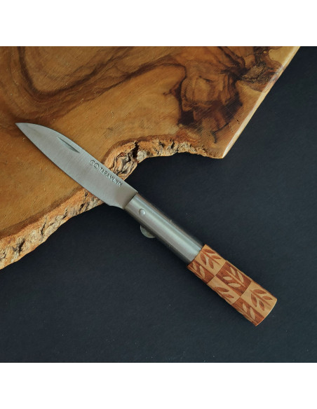 Navaja de 7cm de hoja con empuñadura decorada y con sistema de bloqueo.