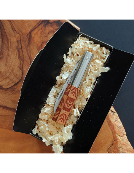 Presentación en cajita de navaja con empuñadura en madera de cerezo decorada del artesano Carlos Quintana Taramundi