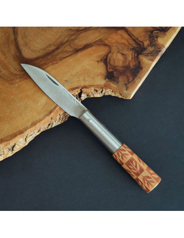 Navaja decorada con espigas en madera de cerezo del artesano Carlos Quintana