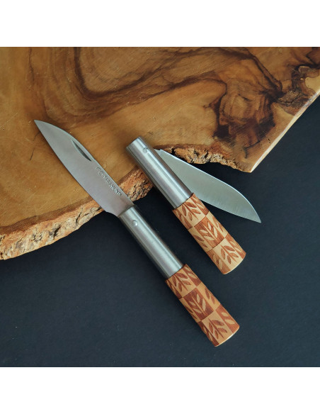 Navaja con empuñadura en madera de cerezo decorada del artesano Carlos Quintana