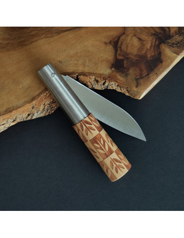 Detalle del decorado con motivo de espiga en madera de cerezo