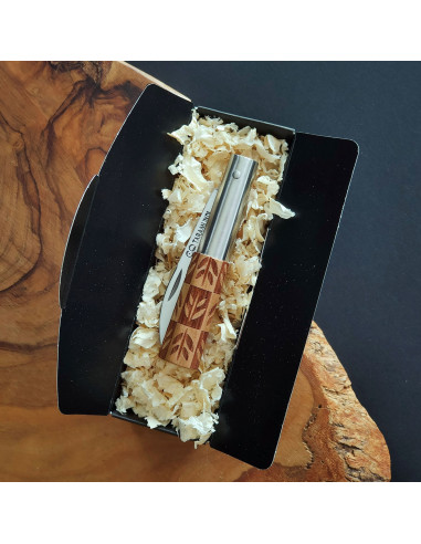 Presentación de entrega de navaja en madera de cerezo decorada del artesano Carlos Quintana