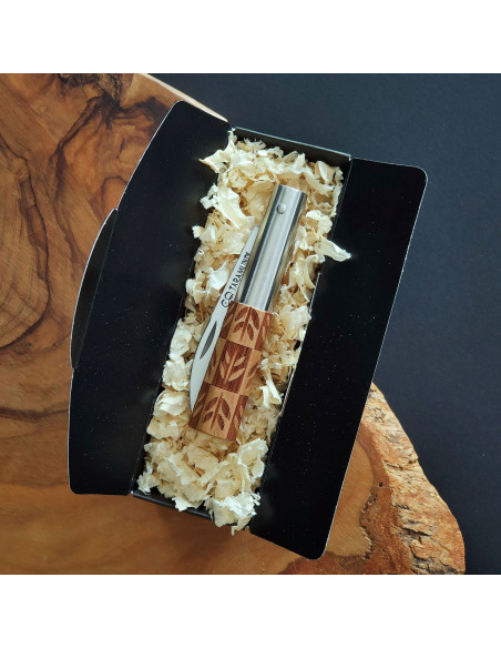 Presentación de entrega de navaja en madera de cerezo decorada del artesano Carlos Quintana