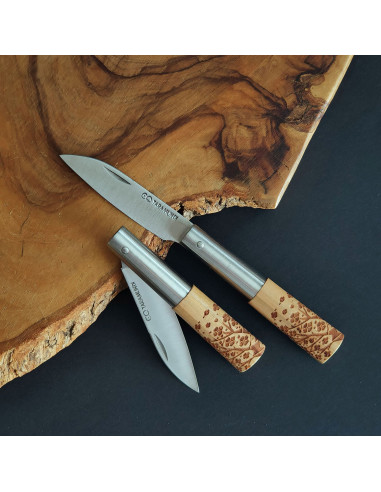 Navaja con empuñadura en madera de cerezo decorada con árbol del artesano Carlos Quintana Taramundi