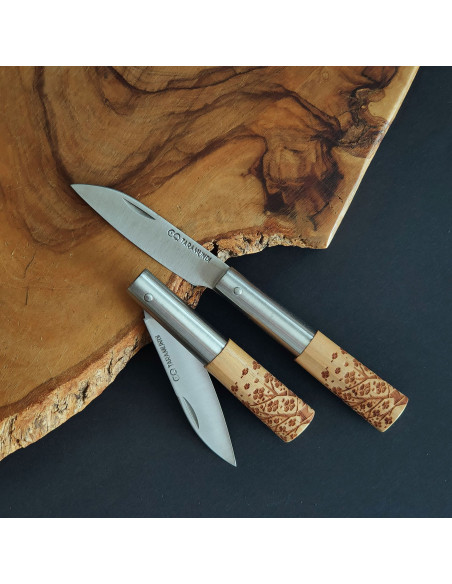Navaja con empuñadura en madera de cerezo decorada con árbol del artesano Carlos Quintana Taramundi
