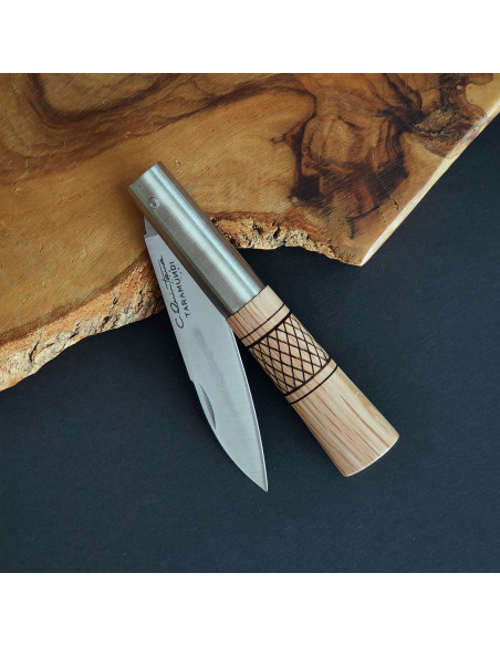 Navaja personalizada a láser en la  empuñadura en madera de encina del artesano Carlos Quintana - CQ Taramundi