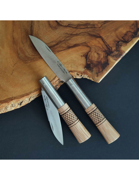 Navaja con empuñadura en madera de encina decorada con cruzadillo del artesano Carlos Quintana Taramundi