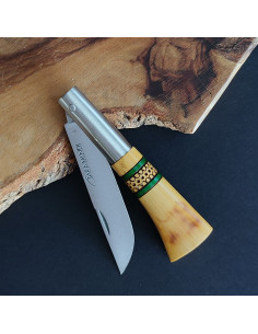 Navaja con hoja en acero inoxidable terminada en punta vuelta y empuñadura decorada de la Cuchillería de Taramundi