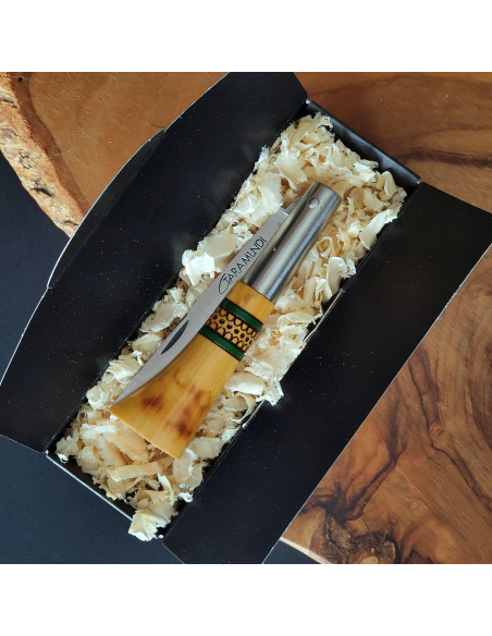 Presentación de la navaja decorada con cenefa en tonos verde de la Cuchillería de Taramundi