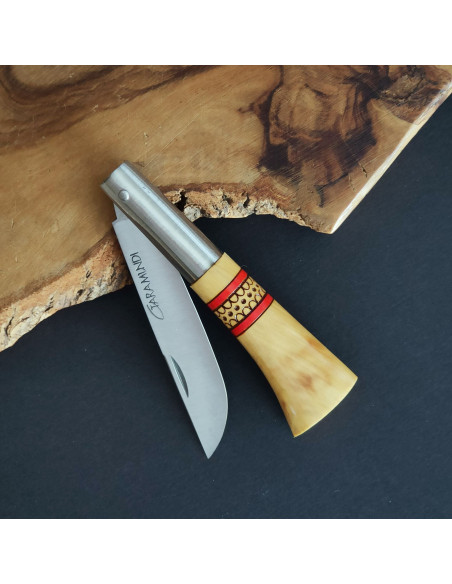 Navaja decorada con cenefa en rojo y hoja en punta vuelta de la Cuchillería de Taramundi