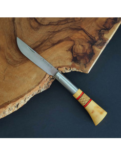 Navaja decorada con cruzadillo y cenefas en rojo de la Cuchillería de Taramundi