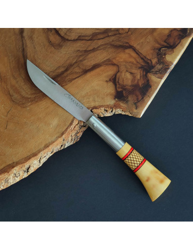 Navaja decorada con cruzadillo y cenefas en rojo de la Cuchillería de Taramundi