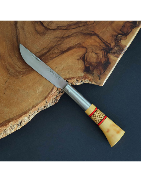 Navaja decorada con cruzadillo y cenefas en rojo de la Cuchillería de Taramundi