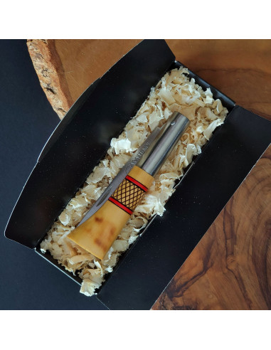 Presentación navaja decorada con hoja en acero inoxidable terminada en punta vuelta de la Cuchillería de Taramundi