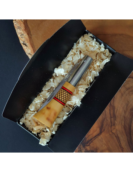 Presentación navaja decorada con hoja en acero inoxidable terminada en punta vuelta de la Cuchillería de Taramundi