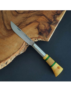 Navaja decorada con cruzadillo en verde y hoja en acero inoxidable terminada en punta vuelta de la Cuchillería de Taramundi