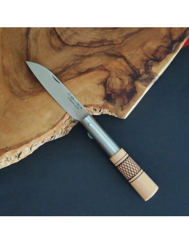 Navaja haya con cruzadillo personalizada del artesano Carlos Quintana Taramundi,