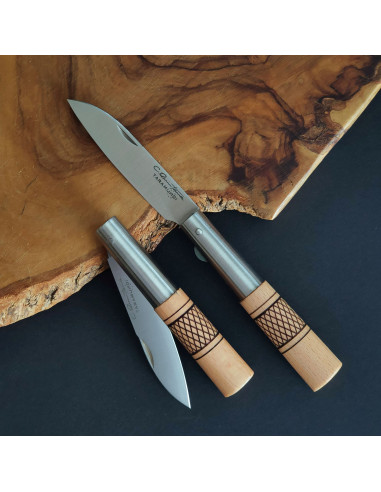 Navaja de haya decorada con cruzadillo. Cuenta con sistema de bloqueo. Modelo del artesano Carlos Quintana Taramundi