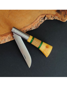 Navaja decorada con cruzadillo en verde y hoja en acero inoxidable terminada en punta vuelta de la Cuchillería de Taramundi 2