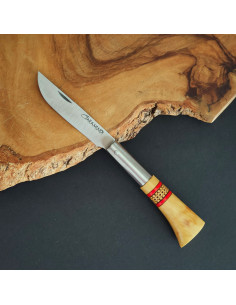 Navaja cruzadillo en rojo con hoja en acero inoxidable terminada en punta vuelta de la Cuchillería de Taramundi