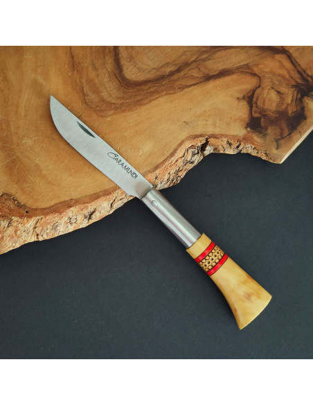 Navaja cruzadillo en rojo con hoja en acero inoxidable terminada en punta vuelta de la Cuchillería de Taramundi