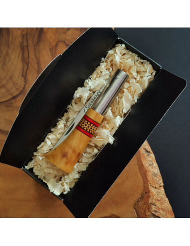 Presentación de navaja decorada con cenefa en rojo y hoja terminada en punta vuelta de la Cuchillería de Taramundi